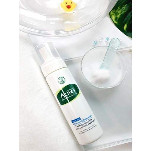 ACNES Clear and White Foaming Wash 150ml